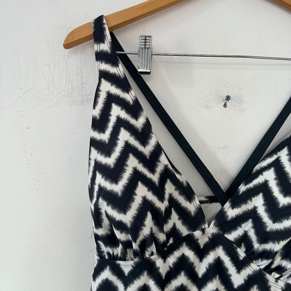 Liz Lange Maternity Chevron One Piece Swimsuit XL Gray White Babymoon Swim - Picture 7 of 12